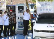 Menko Marves Luhut Resmikan SPKLU Green Tourism PLN Pertama di Pulau Jawa