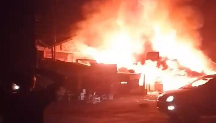 Kebakaran Hebat di Terminal Kiliran Jao Sijunjung Hanguskan 11 Ruko, Api Diduga dari Kompor