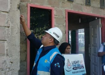 Donasi Pegawai PLN Bantu Sambungan Listrik Rumah Warga Kurang Mampu di Limapuluh Kota