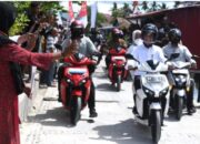 Momen Menarik Saat Presiden Jokowi dan Ibu Iriana Berboncengan Naik Motor Listrik di Kampung Mola