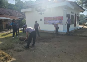 Baru Menjabat, Kapolsek IV Angkek Canduang Goro Bersama Bersihkan Perkarangan Kantor