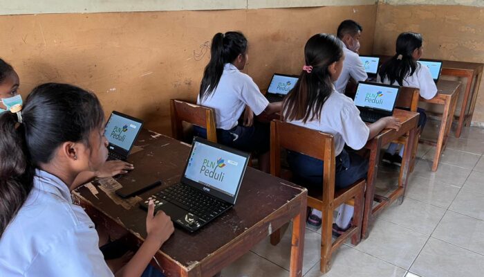 Asyiknya..! Anak-anak Pulau Sumba Kini Belajar dengan Laptop dan Akses Internet Berkat Bantuan PLN