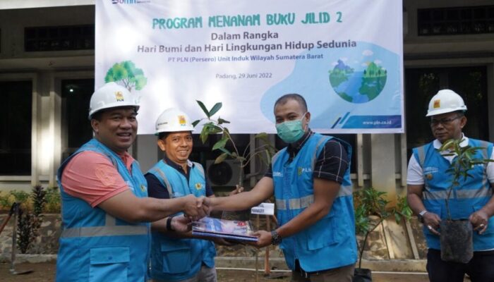 Program Menanam Buku Jilid 2, PLN UIW Sumbar Tebar 500 Buku dan Bibit Pohon Produktif