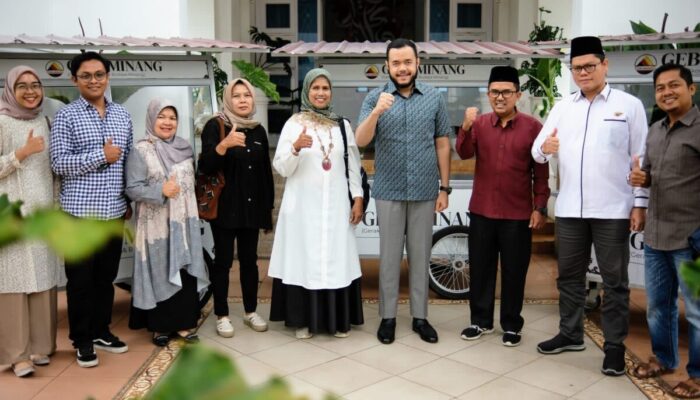 DPW Gebu Minang Serahkan Bantuan Gerobak untuk PKL Sumatera Barat