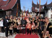 Kapolda Sumbar Irjen Pol Teddy Minahasa dan Istri Terima Gelar Kehormatan Adat