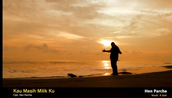Hen Parcha Rilis 3 Videoklip Lagu “Kau Masih Milikku” Berlokasi  di Pantai Parupuk Tabing