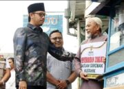 20 Tahun Tertib Berjualan Kaki Lima, Pak Yus Terharu dapat Gerobak Baru dari Walikota Bukittinggi