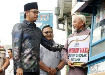 20 Tahun Tertib Berjualan Kaki Lima, Pak Yus Terharu dapat Gerobak Baru dari Walikota Bukittinggi