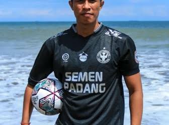Center Bek Semen Padang FC, Agus Nova Wiantara