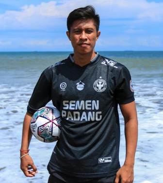 Center Bek Semen Padang FC, Agus Nova Wiantara