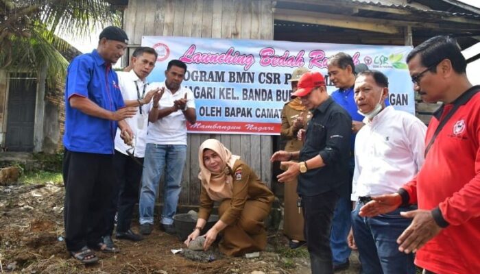 Tak Layak Huni, Rumah Lapuk Trisno Dibedah PT Semen Padang