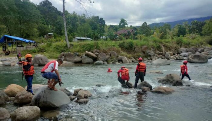 TRC Semen Padang Bantu Pencarian Tiga Pelajar Hanyut di Sungai Bangek