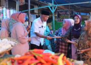 Gubernur Mahyeldi Sidak di Pasar Raya Padang, Harga Cabai Turun dan Sembako Stabil