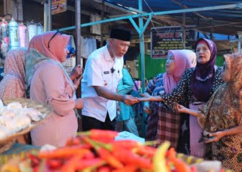 Gubernur Mahyeldi Sidak di Pasar Raya Padang, Harga Cabai Turun dan Sembako Stabil