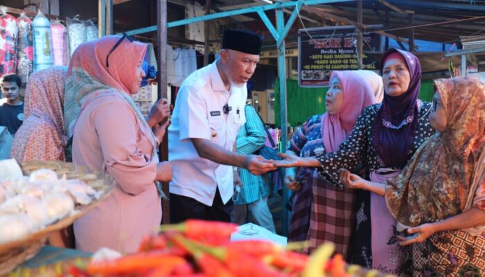 Gubernur Mahyeldi Sidak di Pasar Raya Padang, Harga Cabai Turun dan Sembako Stabil