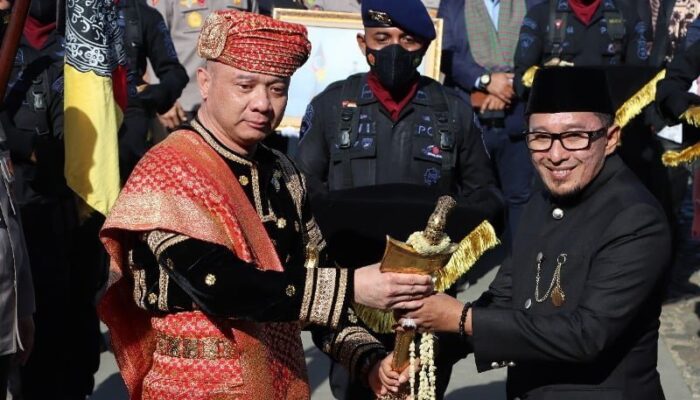 Irjen Pol Teddy Minahasa Tuanku Bandaro Alam Serahkan Benda Pusaka Raja-Raja Minangkabau