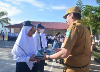 Walikota Deri Asta Serahkan Bantuan Seragam Gratis untuk Siswa Baru SD dan SMP Sawahlunto