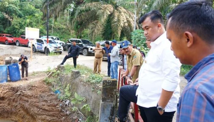 Sidak Proyek Jembatan Koto Salak, Bupati Sutan Riska Ingatkan Kualitas Kepada Kontraktor