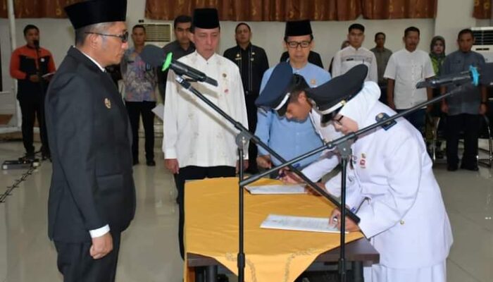 Lantik Para Lurah, Walikota Hendri Septa Minta Pejabat Pemko Padang Seperti “Udara”