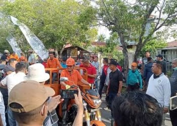 Padang Bergoro, Warga Ibukota Kembali Ramai-ramai Bersihkan Lingkungan di Minggu Pagi