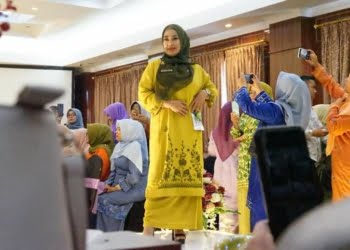 Ketika Istri Bupati Eka Putra Berlenggok di Atas Catwalk, Juara 1 Fashion Show Diboyong ke Tanah Datar