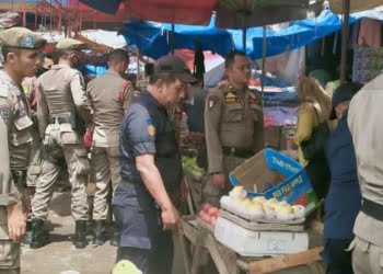 Tak Taat Aturan, Petugas Gabungan Gusur Lapak PKL di Pasar Raya Padang