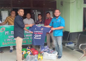 Salurkan CSR, PT Transco Pratama Bantu Peralatan Olahraga Pemuda Ampang Kuranji Dharmasraya