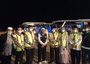 Pulang dari Tanah Suci, Jemaah Haji Kloter I Padang Disambut Kakanwil Kemenag Sumbar di BIM