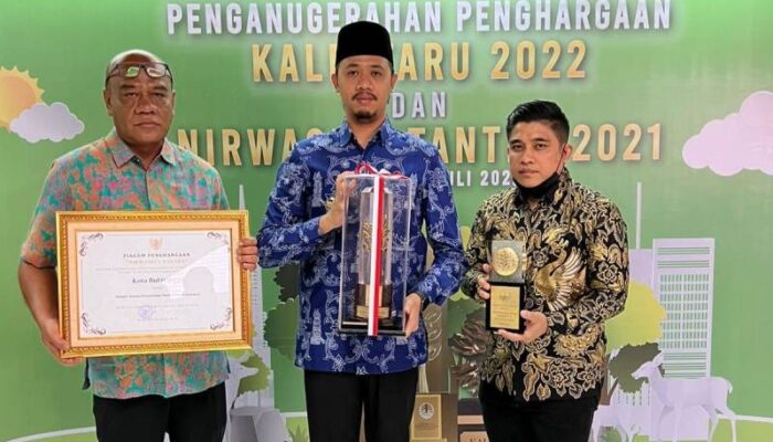 Wali Kota dan Ketua DPRD Bukittinggi Terima Anugrah Nirwasita Tantra 2021