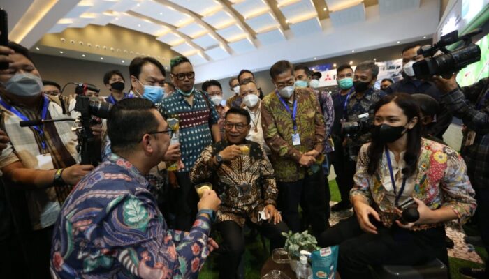 Momen Moeldoko Jatuh Cinta dengan Kopi Pengalengan, Produk UMKM Binaan PLN di PEVS 2022