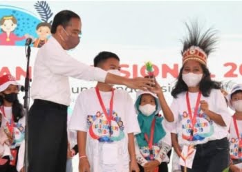 Trik Sulap Presiden Jokowi Memukau Anak-anak Indonesia saat Berakhir Pekan Bersama di Kebun Raya Bogor