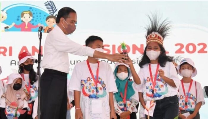 Trik Sulap Presiden Jokowi Memukau Anak-anak Indonesia saat Berakhir Pekan Bersama di Kebun Raya Bogor