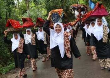 Indahnya Ranah Minang! Ratusan Bundo Kanduang Mengikuti Acara Bakaua Adat di Nagari Sijunjung