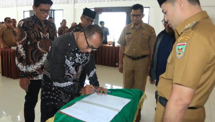 Wabup Sijunjung Iraddatillah Kukuhkan Tim Forum Pelayanan Publik