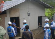 Bantuan Pegawai PLN Terangi Rumah Warga Kurang Mampu di Tepi Perbukitan Tanah Datar