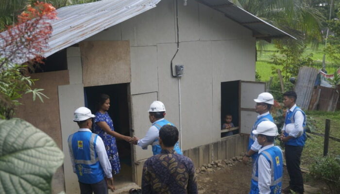 Bantuan Pegawai PLN Terangi Rumah Warga Kurang Mampu di Tepi Perbukitan Tanah Datar