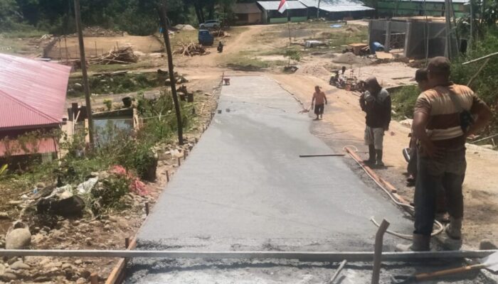 PT Semen Padang Bantu Pengecoran Jalan ke Pondok Pesantren Darul Ulum