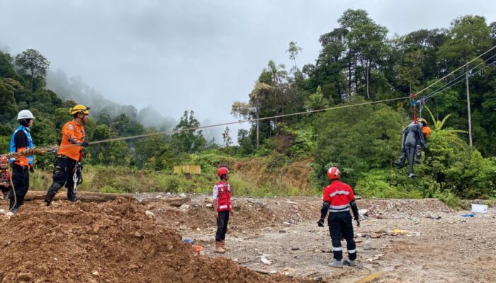 Tingkatkan Skill, Rescuer MRT Semen Padang Latihan Gabungan Bersama Basarnas di Pucak Bukit Karang Putih