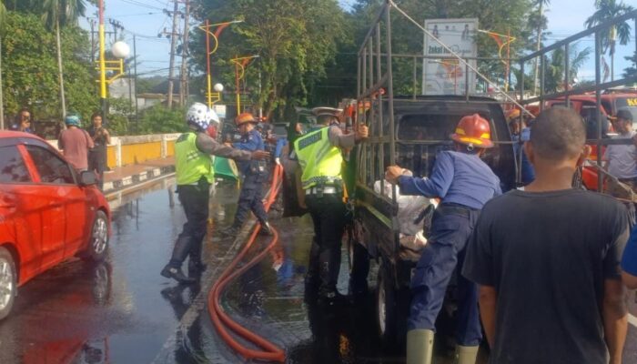 Dua Personel BM Satlantas Polresta Padang dan Damkar Berjibaku Padamkan Mobil Pick Up Terbakar