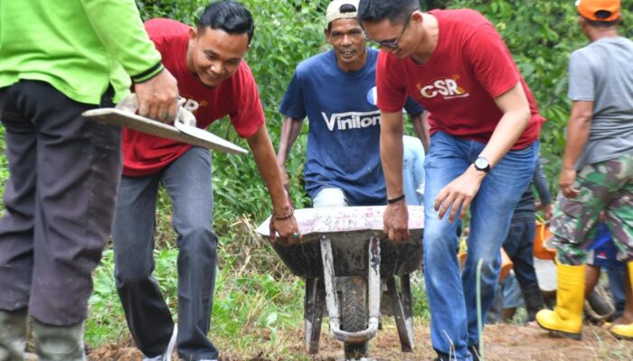 PT Semen Padang Bantu Pengecoran Jalan Bukit Nabu Sepanjang 2 Km