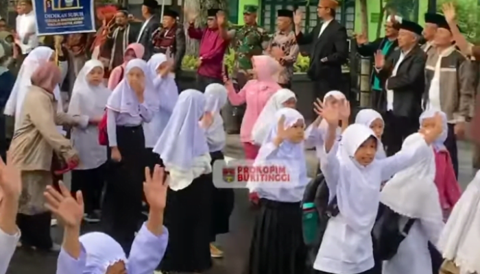 Keceriaan Santri Didikan Subuh Bukittinggi saat Gratis Masuk Kebun Binatang di Hari 1 Muharam