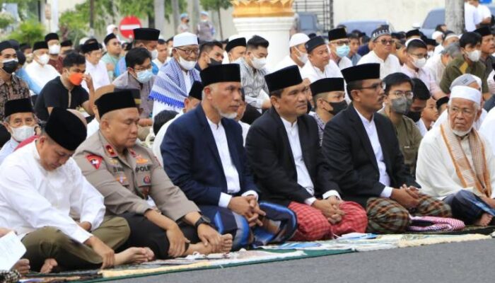 Khatib Idul Adha, Helmi Ajak Warga Sumbar Tebarkan Budaya dan Praksis Solidaritas Sosial