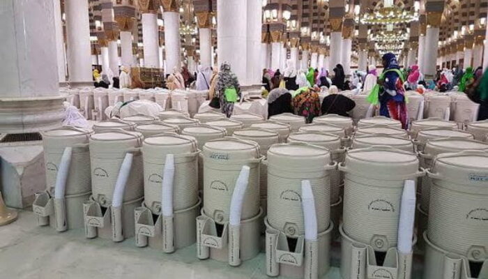 Dibatasi! Jemaah Haji Hanya Boleh Bawa Air Zamzam Lima Liter, Dibagikan di Debarkasi Tanah Air