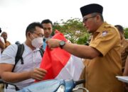 Seluruh Rumah dan Kantor Kibarkan Merah Putih, Walikota Padang Turun Langgsung Bagikan Bendera ke Warga