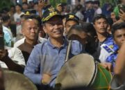 Semarakan Prosesi Maarak Jari-Jari Pesona Hoyak Tabuik Piaman, Wako Genius Umar ikut Bergendang Tambua