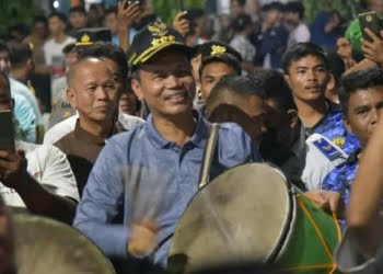 Semarakan Prosesi Maarak Jari-Jari Pesona Hoyak Tabuik Piaman, Wako Genius Umar ikut Bergendang Tambua