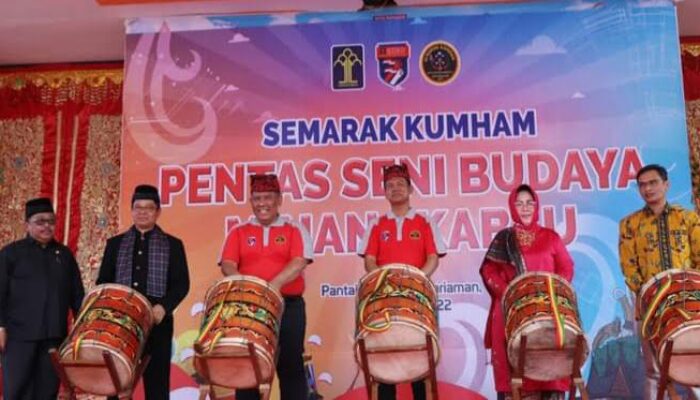 Walikota Genius Umar Buka Kegiatan Semarak Kumham Pentas Seni Budaya Minangkabau di Pariaman