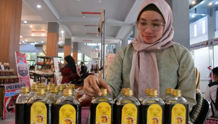 Ada Madu Hitam di Pekan Ekonomi Kreatif Gedung Youth Center Padang