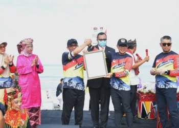 Jadi Minuman Nasional, Lomba Teh Talua Antar Walikota se-Indonesia di Pantai Padang Raih Rekor MURI