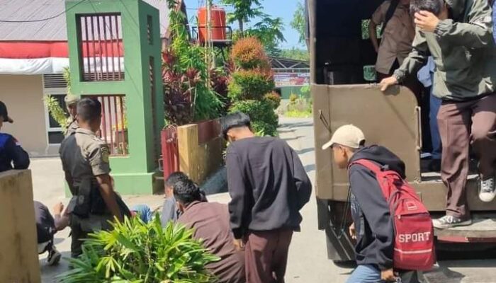 Kaget Pol PP Datang, Belasan Siswa Sedang Asyik Main Domino Saat Jam Belajar Ditangkap!